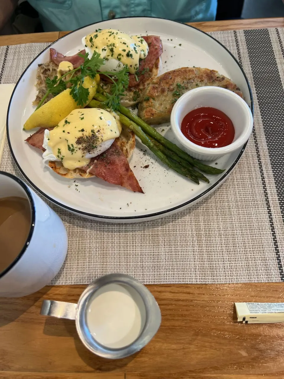 Eggs Benedict with asparagus and hollandaise